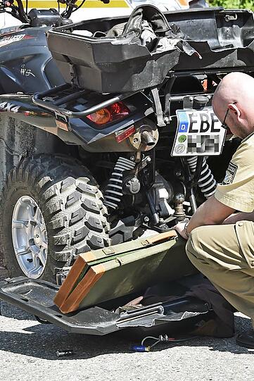 Die Polizei entdeckte am Unfallort auch ein Gewehr und Munition.