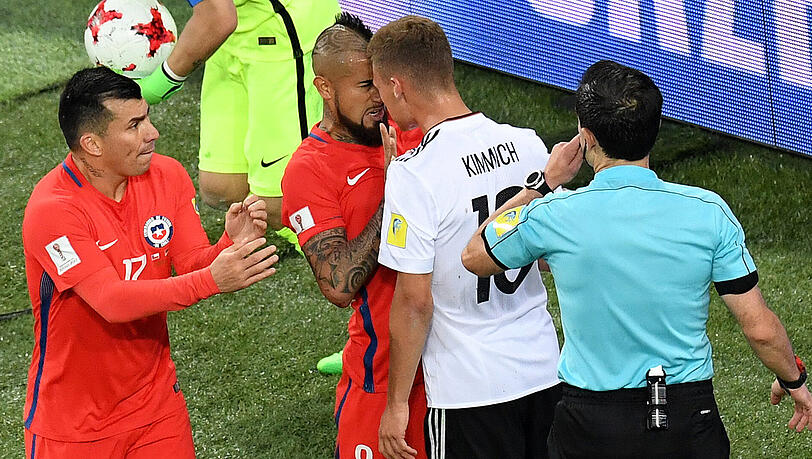 Doch auch Kimmich teilt aus: Hier mit einem Kopfstoß gegen Vidal.