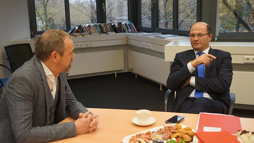 Der bayerische Finanz- und Heimatminister Albert Füracker (r.) im Gespräch mit AZ-Chefredakteur Michael Schilling.