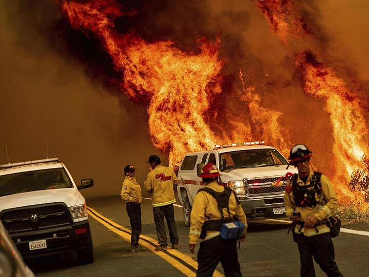 Feuerwehrleute versuchen, das Feuer an der Butts Canyon Road im Lake County unter Kontrolle zu bringen.
