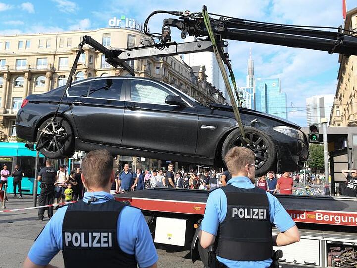 Das Auto der mutmaßlichen Täter wird am Frankfurter Hauptbahnhof zur polizeilichen Untersuchung abgeschleppt.