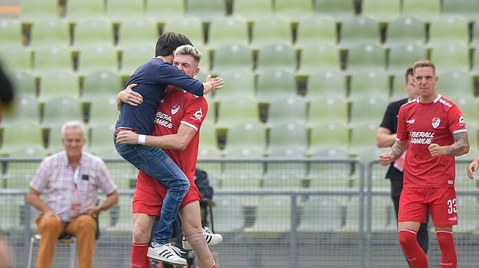 Ein Jubelknäuel: Trainer Hyballa und Torschütze Sorge.