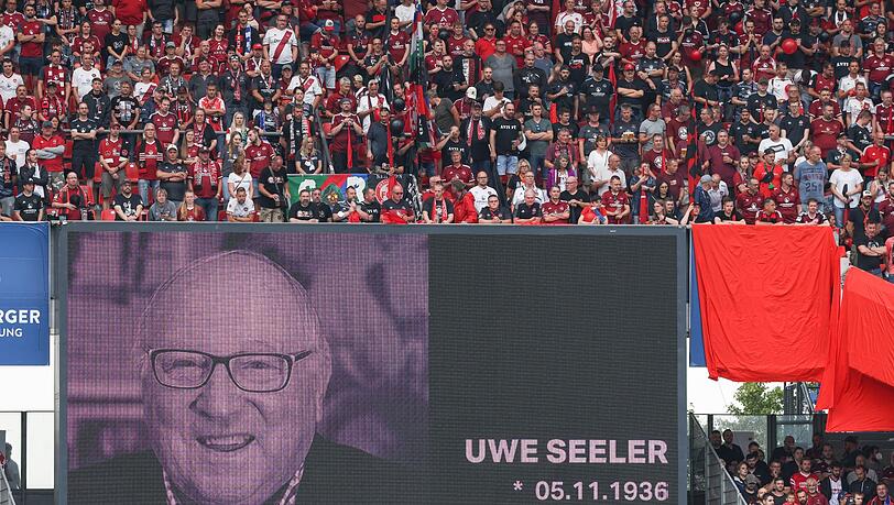 Im Stadion wird eine Gedenkminute für den verstorbenen Ex-Fussballnationalspieler Uwe Seeler gehalten.