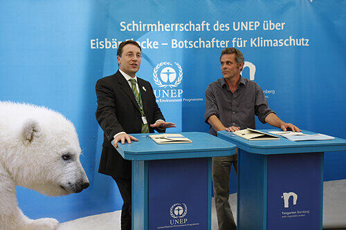 Tiergarten-Direktor Dag Encke (rechts) war bei einem Treffen im Mai in Bonn anlässlich der Patenschaft sehr angetan von Achim Steiner.