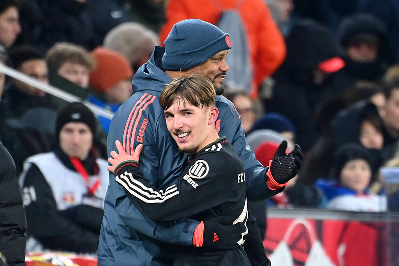 Bayern-Trainer Vincent Kompany und sein Top-Talent Lennart Karl.