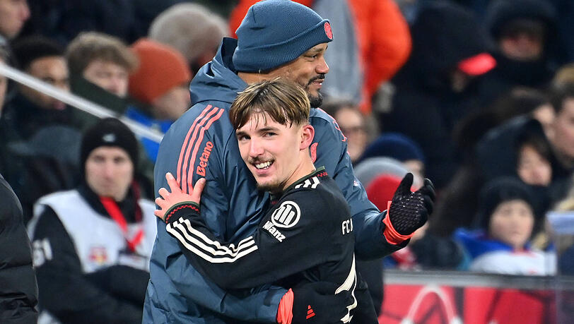 Bayern-Trainer Vincent Kompany und sein Top-Talent Lennart Karl.