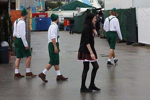 Schneewittchen und die drei Zwerge: Vielleicht haben diese Gäste das Oktoberfest mit Disneyland verwechselt. Grüne Zipfelmützen sollte man jedenfalls nicht freiwillig tragen.