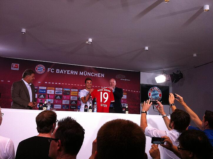 Mario Götze (l.) stellt sich als Spieler des FC Bayern vor.
