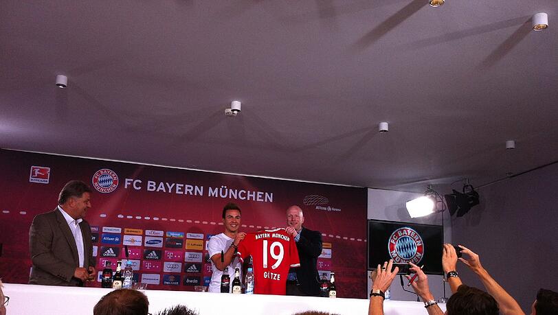 Mario Götze (l.) stellt sich als Spieler des FC Bayern vor. Mario Götze (l.) stellt sich als Spieler des FC Bayern vor.
