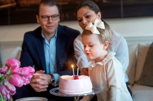 Süß! Die kleine Prinzessin Estelle pustet die Kerzen auf ihrer Geburtstagstorte aus.