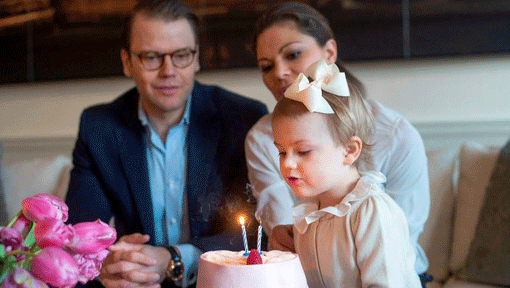 Süß! Die kleine Prinzessin Estelle pustet die Kerzen auf ihrer Geburtstagstorte aus. Süß! Die kleine Prinzessin Estelle pustet die Kerzen auf ihrer Geburtstagstorte aus.