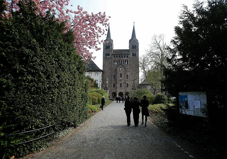 Zur Trauerfeier für die getötete Fotografin Anja Niedringhaus im westfälischen Höxter kamen mehrere hundert Freunde, Kollegen und Angehörige.