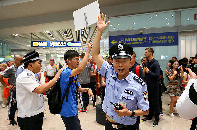 Der FC Bayern ist am Freitag in Peking gelandet und wurde von rund 1000 Fans schon am Flughafen frenetisch gefeiert. Die Bilder von der Ankunft.