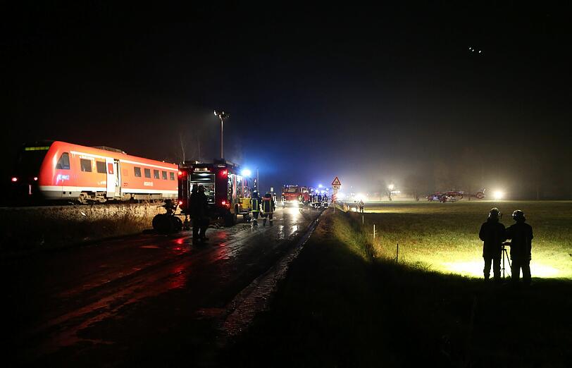 Schlimmer Zugunfall in der Oberpfalz: Durch die extreme Hitzeentwichklung konnte sich die Feuerwehr nicht sofort dem Zug nähern.
