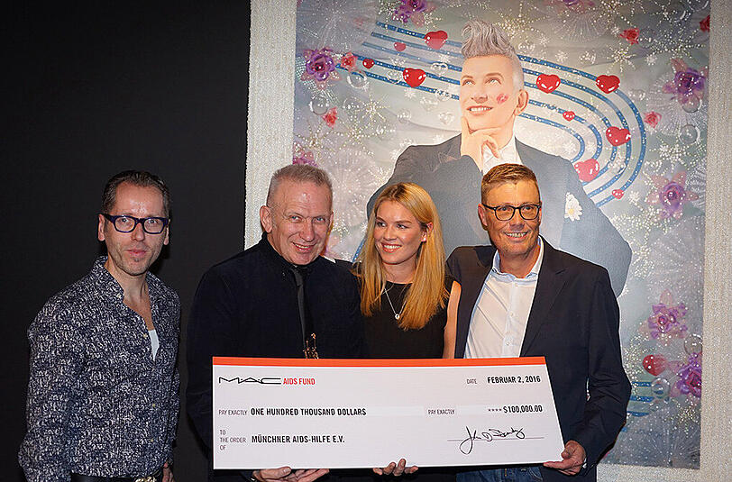 Der französische Star Designer Jean Paul Gaultier war am Dienstag zu Besuch in München. Er überreichte der Münchner Aids-Hilfe einen Scheck über 100.000 Dollar.