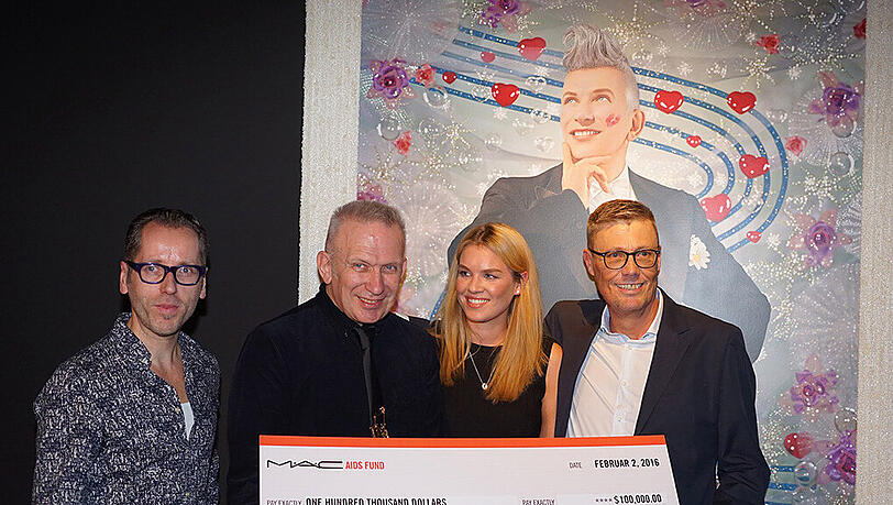 Der französische Star Designer Jean Paul Gaultier war am Dienstag zu Besuch in München. Er überreichte der Münchner Aids-Hilfe einen Scheck über 100.000 Dollar. Der französische Star Designer Jean Paul Gaultier war am Dienstag zu Besuch in München. Er überreichte der Münchner Aids-Hilfe einen Scheck über 100.000 Dollar.