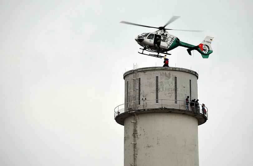 Vier Flüchtlinge sind am Montag auf den Kaminturm eines Kraftwerks geklettert.