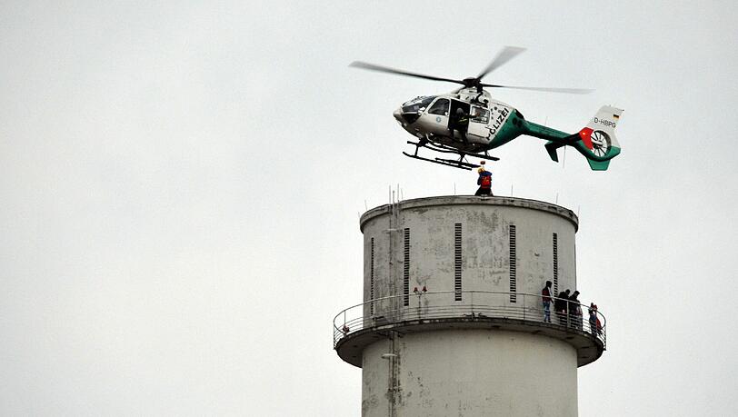 Vier Flüchtlinge sind am Montag auf den Kaminturm eines Kraftwerks geklettert.