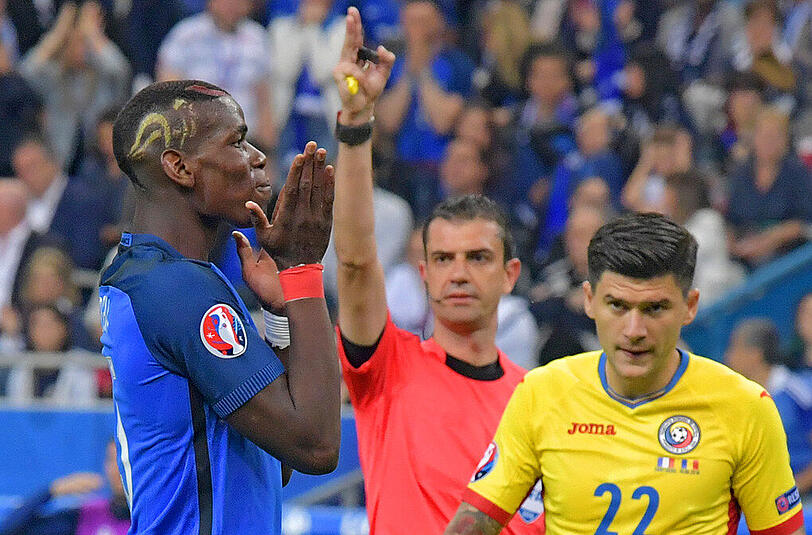 Der Franzose Paul Pogba trägt fast täglich eine neue Frisur. Der gallische Hahn zierte damals seine rechte Kopfhälfte.