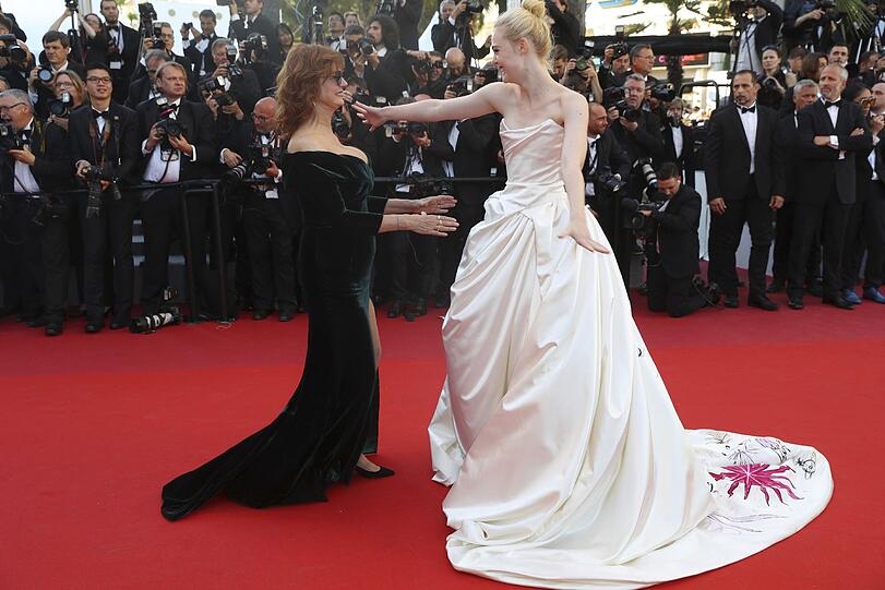Einhörner und Print auf der Schleppe: Elle Fanning (re.)