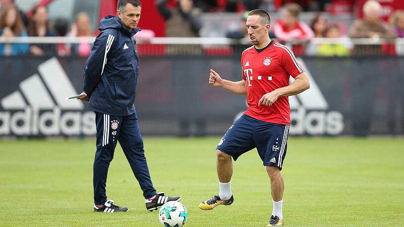 Erwarten gemeinsam mit Kingsley Coman den vierten Franzosen im Kader des FC Bayern: Franck Ribéry (rechts) und Co-Trainer Willy Sagnol freuen sich auf Corentin Tolisso.