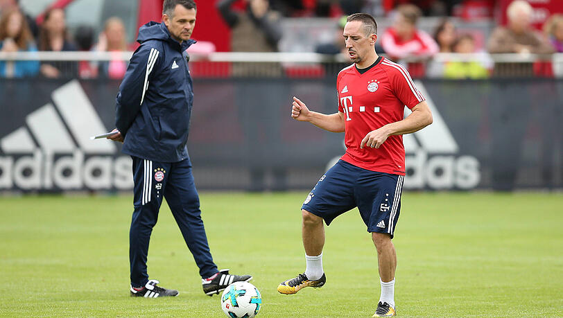 Erwarten gemeinsam mit Kingsley Coman den vierten Franzosen im Kader des FC Bayern: Franck Ribéry (rechts) und Co-Trainer Willy Sagnol freuen sich auf Corentin Tolisso.