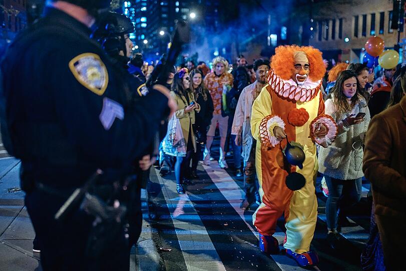 Terror-Angst? Von wegen! Die New Yorker feierten nicht nur Halloween, sondern zeigten damit gleichzeitig den Terroristen die kalte Schulter.