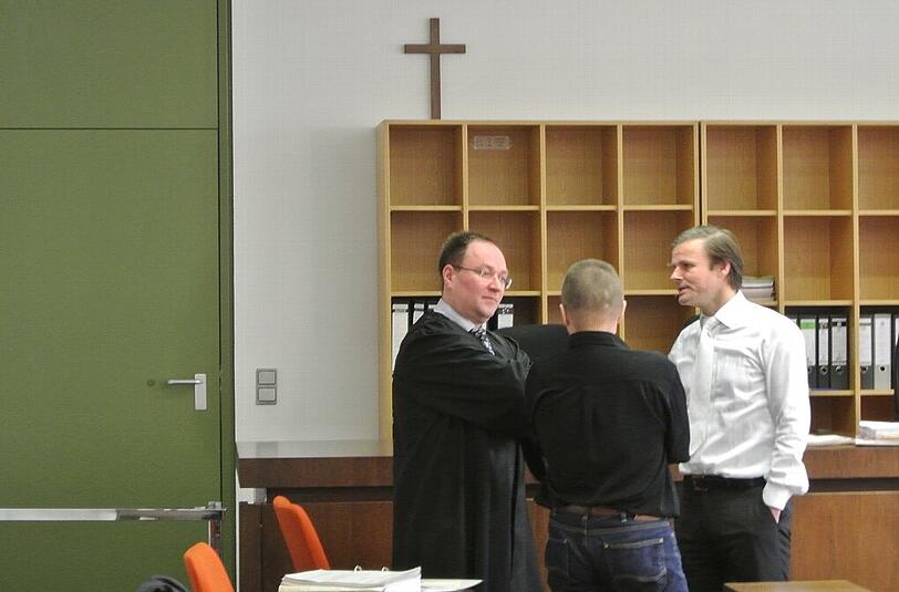 Der Angeklagte Lothar W. (55) mit seinem Anwalt Thomas Novak (l.) und Staatsanwalt Andreas Franck bei einer Besprechung während einer Verhandlungspause.