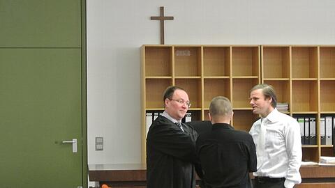 Der Angeklagte Lothar W. (55) mit seinem Anwalt Thomas Novak (l.) und Staatsanwalt Andreas Franck bei einer Besprechung während einer Verhandlungspause.