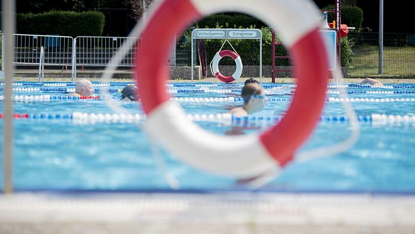 Der oder die Unbekannte kletterte offenbar über den Zaun des Schwimmbades und erleichterte sich in ein Becken. (Symbolbild) Der oder die Unbekannte kletterte offenbar über den Zaun des Schwimmbades und erleichterte sich in ein Becken. (Symbolbild)