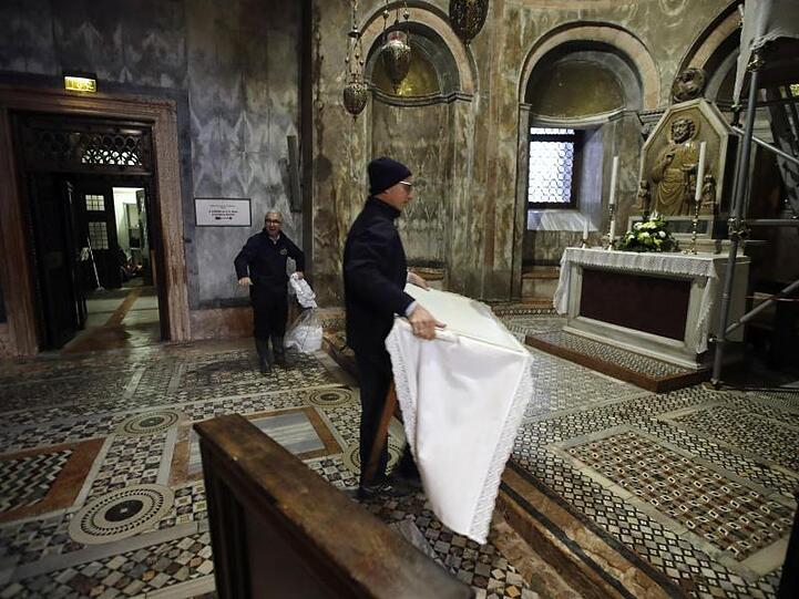 Arbeiter räumen im Inneren des Markusdoms auf, nachdem die Kirche von dem Hochwasser überflutet wurde.