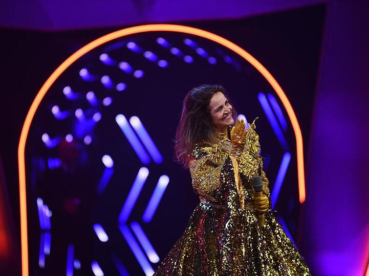 Rebecca Immanuel, Schauspielerin, steht als enttarnte Figur "Die Göttin" auf der Bühne.