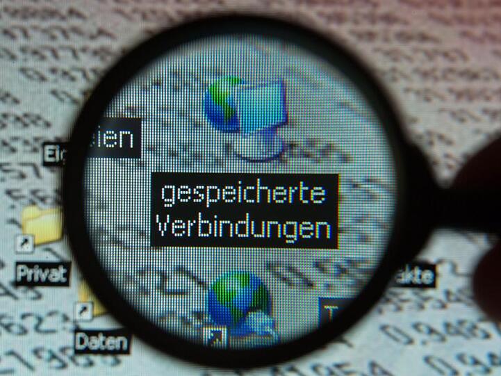 Der EuGH muss nun entscheiden, ob die deutsche Regelung zur Vorratsdatenspeicherung mit den europäischen Grundrechten vereinbar ist.