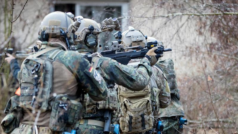 Bundeswehrsoldaten der Eliteeinheit Kommando Spezialkräfte (KSK) trainieren den Häuserkampf und eine Geiselbefreiung.