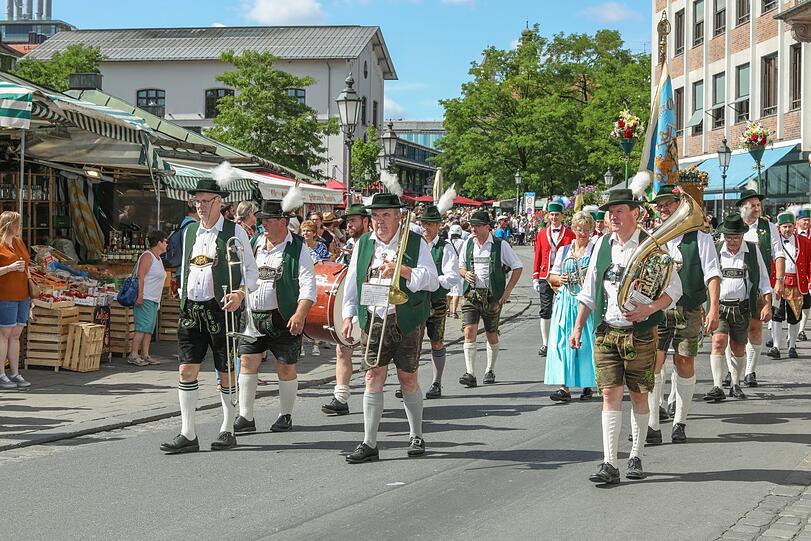 Nicht nur Blumen und Gestecke werden am Dienstag präsentiert, sondern auch Tracht und Tradition: hier eine Blaskapelle (und klein auch Schäffler) am Viktualienmarkt.