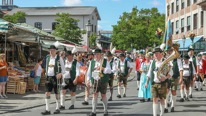 Nicht nur Blumen und Gestecke werden am Dienstag präsentiert, sondern auch Tracht und Tradition: hier eine Blaskapelle (und klein auch Schäffler) am Viktualienmarkt.