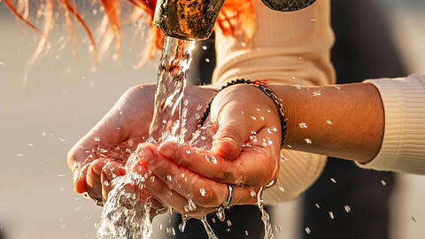 Durst l&ouml;schen am Brunnen, H&auml;nde sch&ouml;pfen Trinkwasser an einem warmen Sommertag, M&uuml;nchen, Juli 2024 Deutschland, M&uuml;nchen, Juli 2024, eine Frau sch&ouml;pft mit ihren H&auml;nden Trinkwasser aus einem Brunnen, Trinkwasserbrunnen, Symbolfoto, Durst, Sommerhitze, Sommerwetter, Hochsommer, Sommer, Bayern, *** Quenching thirst at the fountain, hands scooping drinking water on a warm summer day, Munich, July 2024 Germany, Munich, July 2024, a woman scoops drinking water from a fountain with her hands, drinking water fountain, symbolic photo, thirst, summer heat, summer weather, midsummer, summer, Bavaria,
