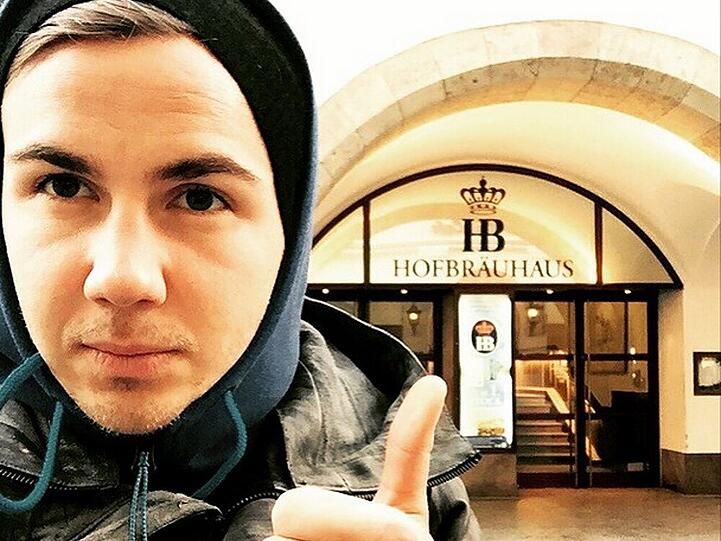 Mario Götze vor dem Münchner Hofbräuhaus
