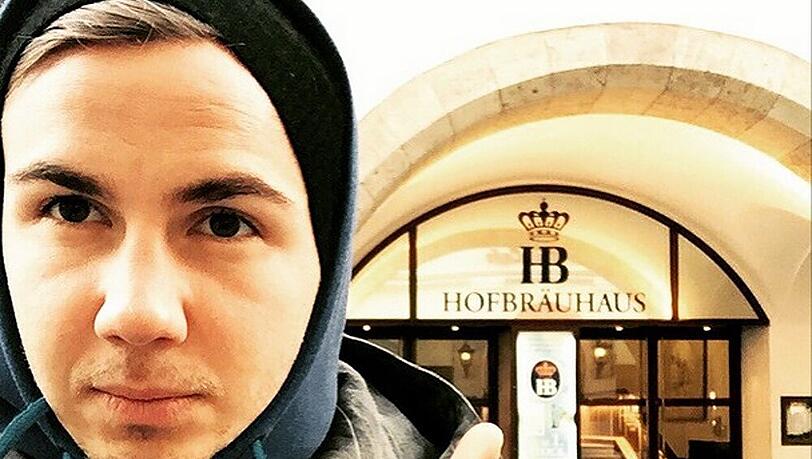 Mario Götze vor dem Münchner Hofbräuhaus Mario Götze vor dem Münchner Hofbräuhaus