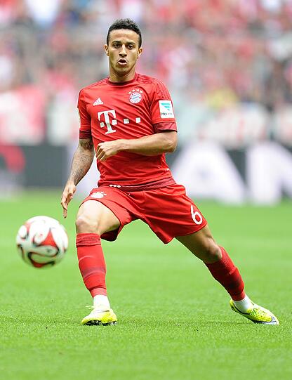 Am Samstag gegen Augsburg präsentierten die Bayern erstmals ihr Trikot für die neue Saison. Die Bilder zum Durchklicken!