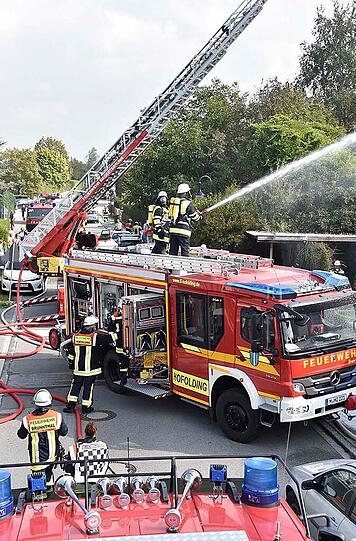 Die Bilder vom Dachstuhlbrand in Hofolding am Dienstagmittag.