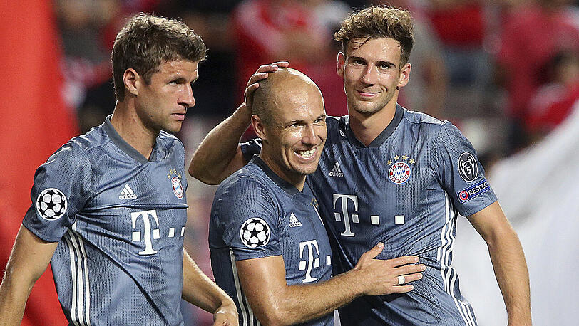 Leon Goretzka (rechts) jubelt nach dem Schlusspfiff in Lissabon mit seinen Bayern-Kollegen Thomas Müller und Arjen Robben.
