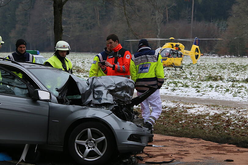 Ein Pkw ist frontal mit einem Sattelzug kollidiert.