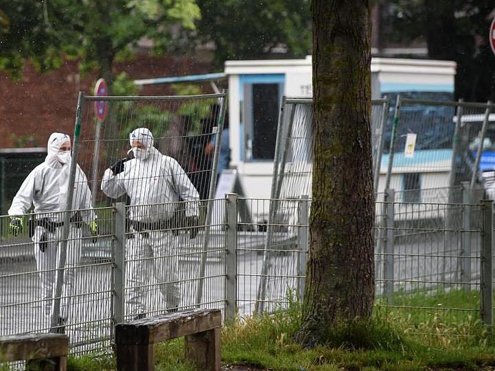 Angesichts von neuen Coronavirus-Infektionen in dem Hochhaus ist der Gebäudekomplex vollständig unter Quarantäne gestellt worden.