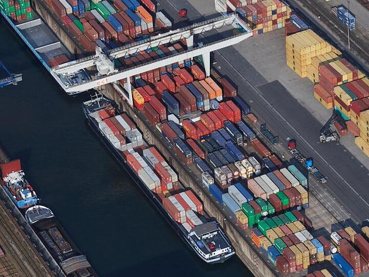 Schiffe werden im Containerhafen beladen.