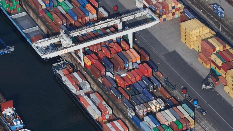 Schiffe werden im Containerhafen beladen. Schiffe werden im Containerhafen beladen.