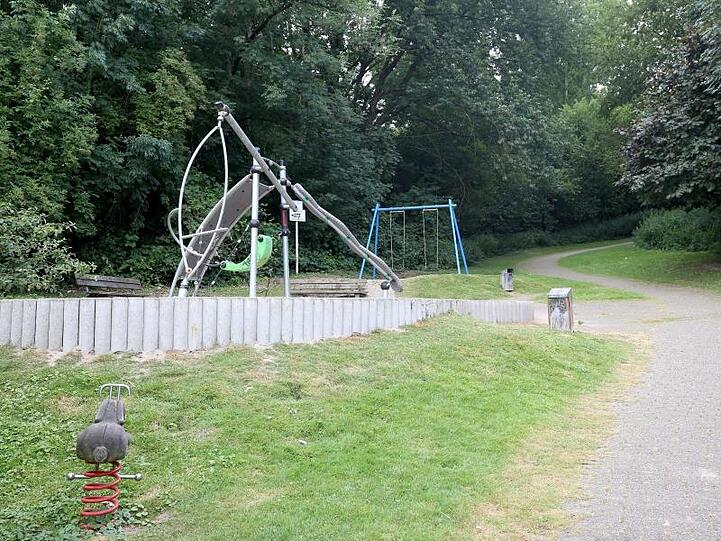 In der Nähe dieses Spielplatzes in Mülheim wurde eine junge Frau von einer Gruppe Jugendlicher überfallen und sexuell missbraucht.