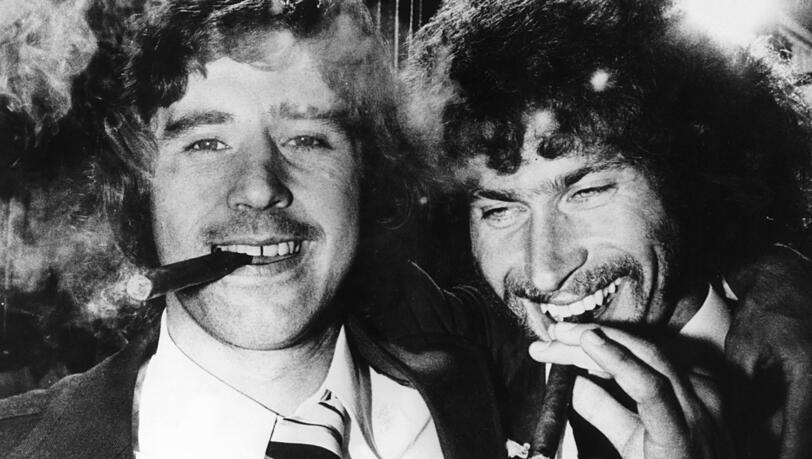 Freunde: Breitner (r.) mit Gerd Müller, den er bis kurz vor dessen Tod im August 2021 oft im Pflegeheim besucht hat. Freunde: Breitner (r.) mit Gerd Müller, den er bis kurz vor dessen Tod im August 2021 oft im Pflegeheim besucht hat.