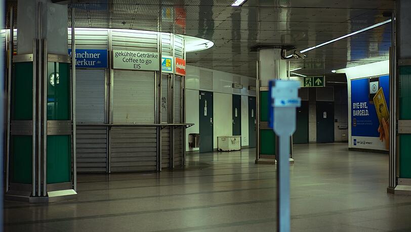 Licht an, aber Rollläden zu: Im U-Bahnhof Dülferstraße kauft niemand mehr gekühlte Getränke, Kaffee oder Zeitungen. Licht an, aber Rollläden zu: Im U-Bahnhof Dülferstraße kauft niemand mehr gekühlte Getränke, Kaffee oder Zeitungen.