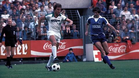 27. August 1977: Herbert Scheller vom TSV 1860 (r.) im Duell mit Jupp Heynckes, der damals für Borussia Mönchengladbach stürmte.
